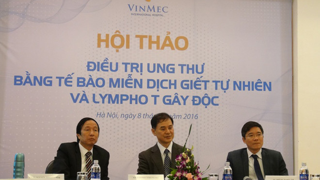 GS Terunuma, Giám đốc Viện liệu pháp sinh học Nhật Bản (người ngồi giữa) chia sẻ kinh nghiệm điều trị ung thư bằng miễn dịch tự nhiên tại Vinmec ngày 8/1/2016.