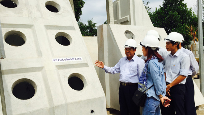 TS Hoàng Đức Thảo, Chủ tịch kiêm Tổng giám đốc Busadco đang giới thiệu với đoàn Hội đồng Khoa học công nghệ (Bộ KH&CN) về đặc tính kỹ thuật kè tại nhà máy Bà Rịa. 