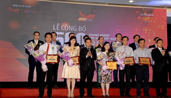 Đại diện Tập đoàn Sao Mai nhận giấy chứng nhận VNR500