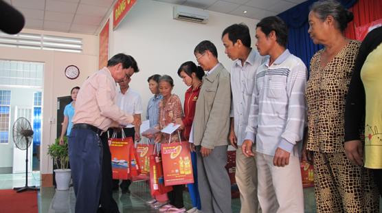 Sao Mai Group tặng 5.000 phần quà cho người nghèo