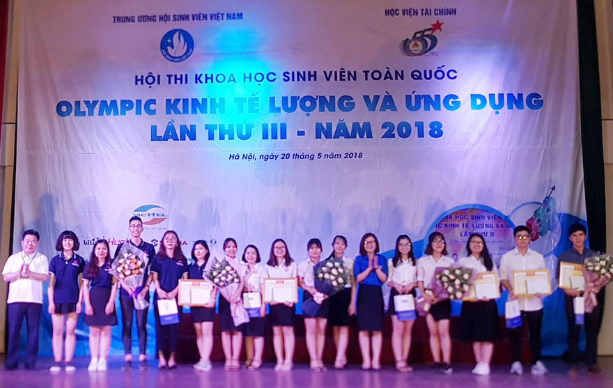 Ban tổ chức trao giải Nhất Hội thi khoa học sinh viên toàn quốc “Olympic Kinh tế lượng và ứng dụng” lần thứ 3 cho 5 đội thi. 