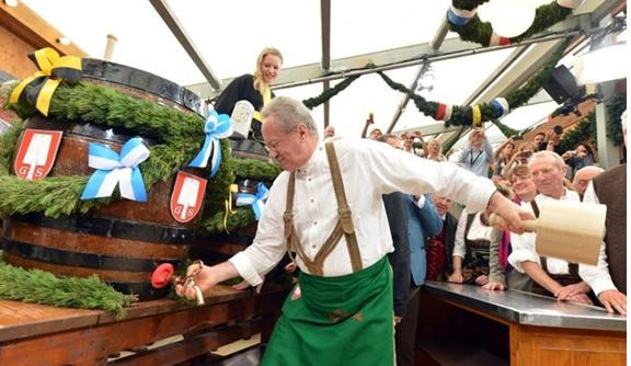 Nghi thức khai mạc Lễ Hội Bia Oktoberfest.