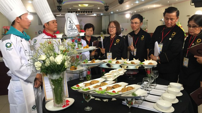 Ban giám khảo cuộc thi Chiếc Thìa Vàng 2015 chấm điểm phần thi của các dội dự thi.