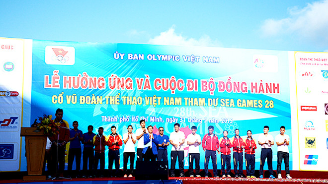 1.	Buổi lễ diễn ra vào lúc 7h sáng tại khu vực hồ Bán Nguyệt.