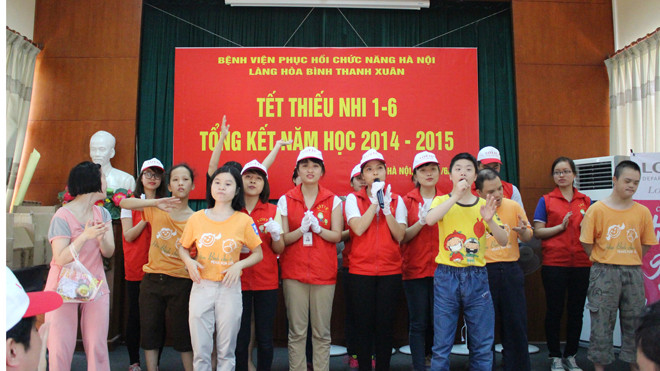 Hòa chung tiếng hát với những người bạn mới