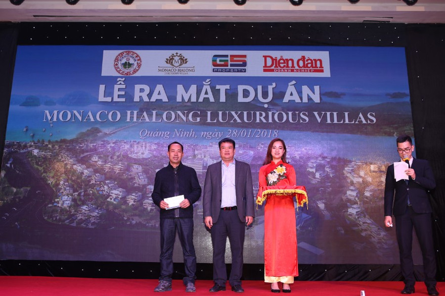 Đại diện chủ đầu tư trao giải Nhất cho khách hàng may mắn trúng thưởng.