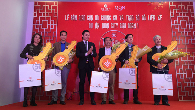 Ông Nguyễn Anh Tuấn, Phó Chủ tịch Hội đồng Quản trị HD Mon Holdings tại lễ bàn giao căn hộ và trao sổ đỏ cho cư dân