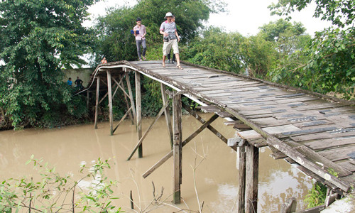 Cây cầu gỗ nát bắc ngang Vàm Cái Ngãi là nỗi ám ảnh của người dân và du khách