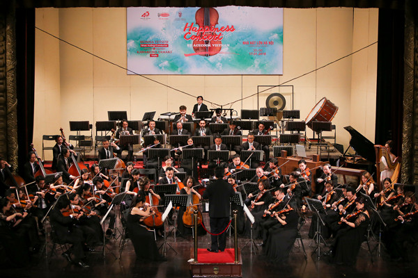 Dàn nhạc giao hưởng Việt Nam dưới sự chỉ huy của nhạc trưởng Honna Tetsuji
