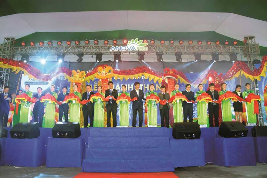 Ông Bùi Thành Nhơn – Chủ tịch Tập đoàn Nova cùng Ban lãnh đạo và Khách mời cắt băng khánh thành Nhà máy Anova Feed – Hưng Yên