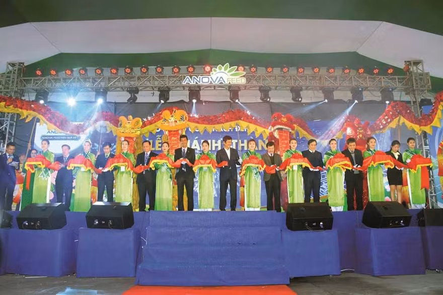 Ông Bùi Thành Nhơn – Chủ tịch Tập đoàn Nova cùng Ban lãnh đạo và Khách mời cắt băng khánh thành Nhà máy Anova Feed – Hưng Yên