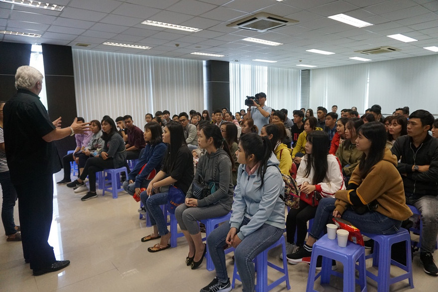 Ông Kevin Moore (phải), Giám đốc điều hành Công ty TNHH Xử lý chất thải Việt Nam (VWS) trao đổi với sinh viên