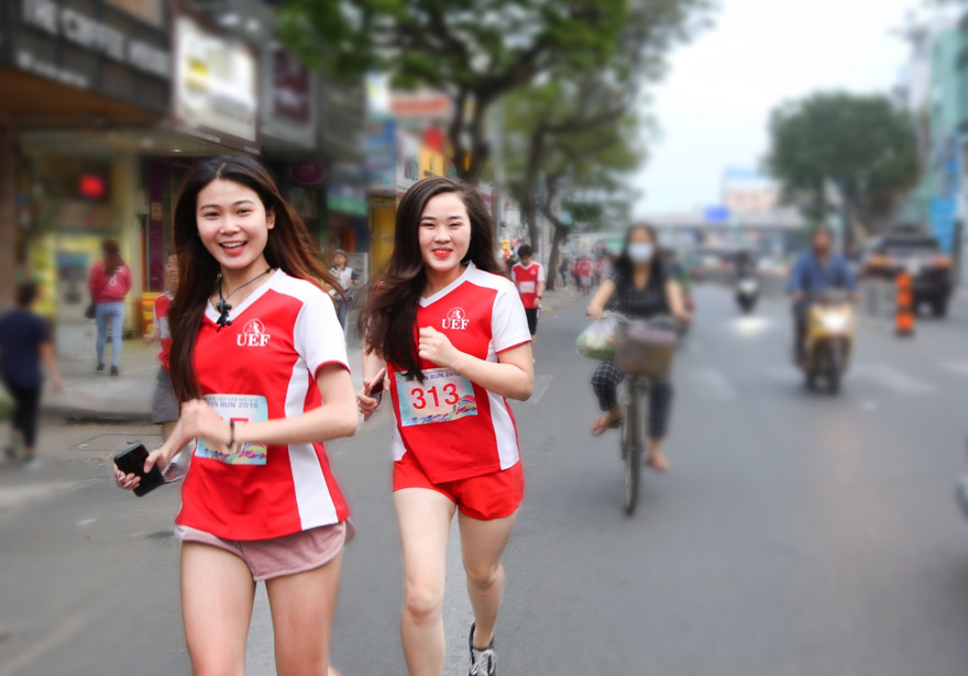 Nhiều người phải “ngẩn ngơ” trước nét đẹp khỏe khoắn của các nữ sinh UEF