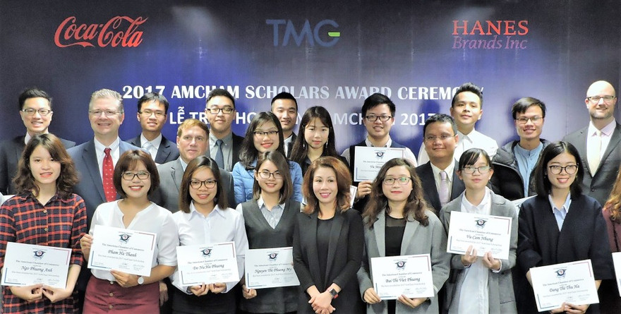 Các sinh viên năm cuối xuất sắc nhận học bổng AmCham Scholars. 