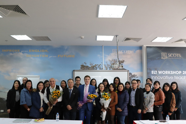 Các diễn giả chụp ảnh cùng BTC và các khách mời