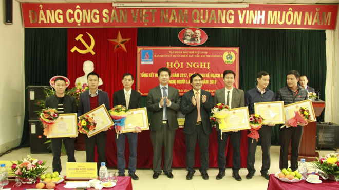Lãnh đạo PVN trao bằng khen của Bộ Công Thương cho các tập thể, cá nhân có thành tích xuất sắc trong giai đoạn 2016 - 2017 tại Dự án NMNĐ Thái Bình 2