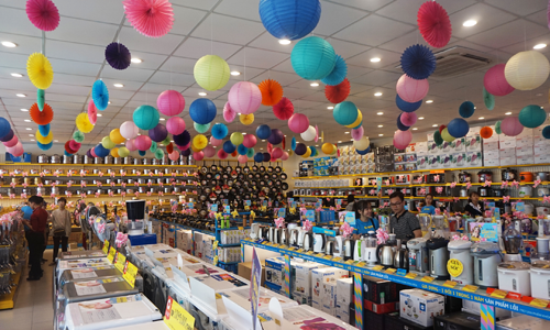 Thay vì phải tốn nhiều thời gian đi lại thì ngày nay người tiêu dùng ưa chuộng hơn với việc mua điện máy, gia dụng tại cùng một siêu thị