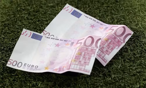 Tiền giấy in mặt Neymar được ném xuống sân. Ảnh: REX.