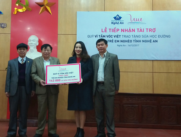 Lãnh đạo Sở GD&ĐT tỉnh Nghệ An đón nhận tượng trưng 142.000 ly Sữa học đường từ Quỹ Vì Tầm Vóc Việt Qũy Vì tầm vóc Việt 