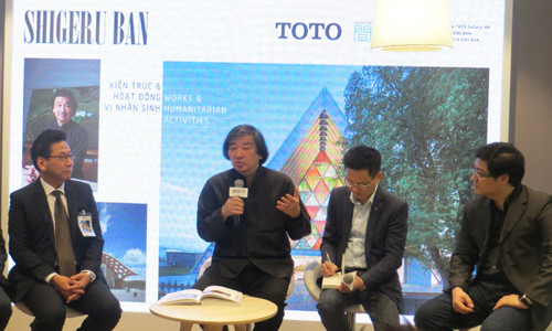 KTS Shigeru Ban (giữa) nổi tiếng với những công trình sáng tạo từ ống giấy lần đầu đến Việt Nam 