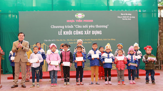 Ông Phạm Hồng Sĩ - Chủ tịch Công đoàn Công ty CP Nhựa Thiếu Niên Tiền Phong trao tặng 20 suất quà, mỗi suất trị giá 500.000 VNĐ cho các em học sinh có hoàn cảnh khó khăn