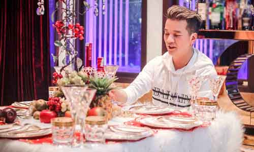 Đàm Vĩnh Hưng đón Giáng sinh tại biệt thự 3 triệu đô. Năm nay anh cho biết không cô đơn vì đã có người yêu. Ảnh Phan Trai Úc.