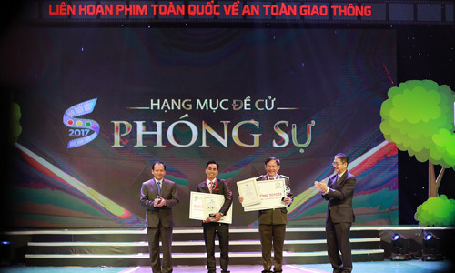 Thứ trưởng Bộ Giao thông vận tải – Nguyễn Nhật (ngoài cùng bên trái) và ông Toru Kinoshita - Tổng giám đốc TMV (ngoài cùng bên phải), đại diện Ban tổ chức trao giải nhất hạng mục phóng sự cho các tác giả đạt giải