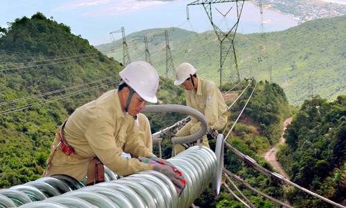 Việc đẩy mạnh áp dụng khoa học công nghệ đã giúp tăng năng suất lao động tai các đơn vị của EVNNPT. Ảnh: Quang Thắng