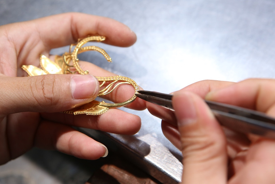 5.	Nghệ nhân đang chế tác trang sức