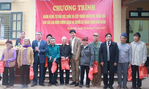 Ông Vũ Văn Thuần - Phó Chủ tịch UBND thành phố Hưng Yên; ông Nguyễn Hồng Kỳ - Chủ tịch Công đoàn Công ty Điện lực Hưng Yên; ông Dương Văn Ổn – Giám đốc Trung tâm nhân đạo tặng quà cho bà con thuộc diện chính sách và có hoàn cảnh khó khăn.