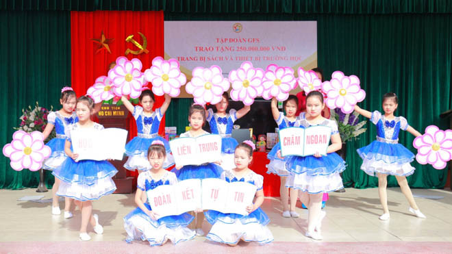 Các tiết mục văn nghệ của học sinh mang đến không khí vui tươi, sôi nổi cho buổi lễ