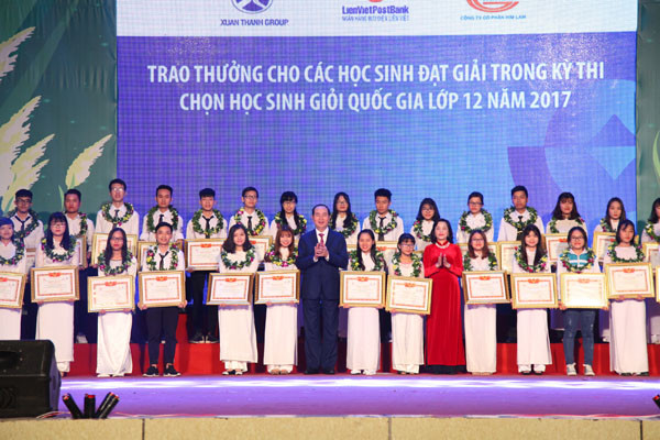 Trao thưởng cho học sinh giỏi Quỹ khuyến tài khuyến học Đinh Bộ Lĩnh 