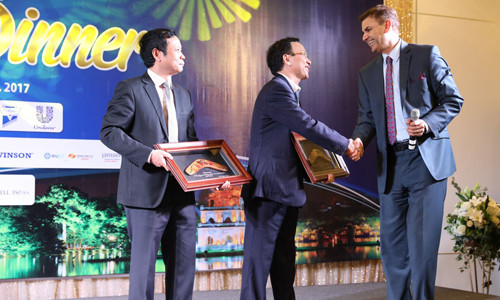 GS. Michael Tirant, GS. Trần Hậu Khang, PGS. Nguyễn Văn Thường tại Hội nghị da liễu Đông dương tổ chức 12/2017 tại Hà nội