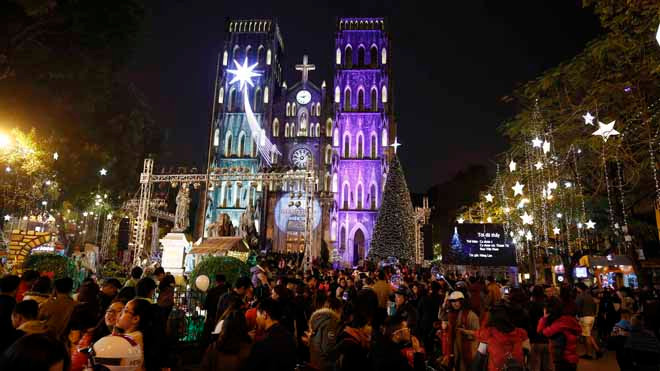 Đêm Giáng sinh, nhiều con đường quanh các nhà thờ hay trên phố đi bộ Hồ Gươm (Hà Nội) chật kín người đêm Noel từ chập tối, mọi ngả đường đến Nhà thờ Lớn đều tắc nghẽn