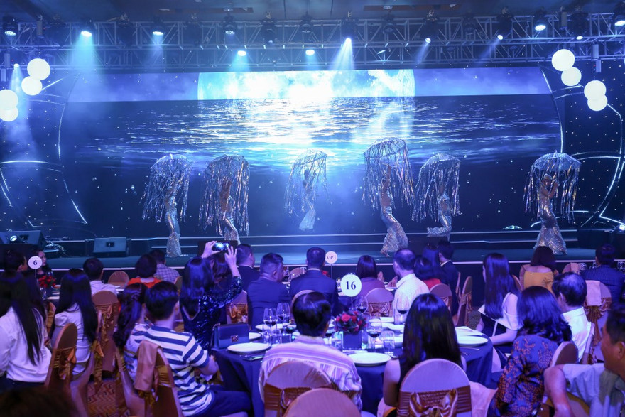 Khách hàng của Sun Group choáng ngợp trước show trình diễn áo dài dát vàng 