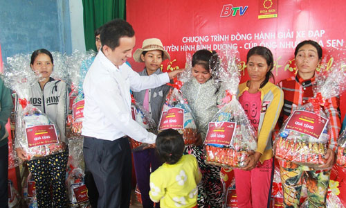 “Chuyến xe nhân ái” Tôn Hoa Sen đang mang những phần quà, với mong muốn chia sẻ một phần khó khăn với bà con vùng sâu vùng xa, góp phần đem đến một cái tết ấm áp và ý nghĩa hơn.