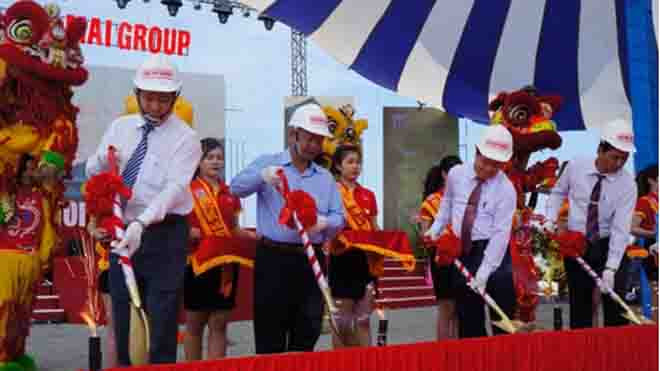 Ông Hứa Minh Hữu, Chủ tịch UBND thành phố Cà Mau chúcmừngTậpđoàn Sao Mai khởi động dự án Tổ hợp khách sạn, văn phòng cho thuê và Khu đô thị mới Nhựt Hồng tại xã Lý Văn Lâm (thành phố Cà Mau).