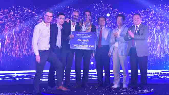 Ông Lê Phước Vũ, Chủ tịch tập đoàn Hoa Sen cùng lãnh đạo UBND tỉnh Bình Định trao giải nhất cho Công ty Group8Asia (Thụy Sỹ)