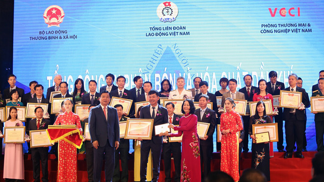 Ông Lê Cự Tân, Chủ tịch HĐQT thay mặt PVFCCo nhận Giải thưởng và Bằng khen của Thủ tướng tại Lễ trao giải ngày 29/10/2016