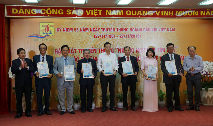 Các tác giả nhận giải B của cuộc thi