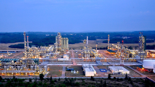 Nhà máy lọc dầu Dung Quất – một trong những nhà máy khâu sau của ngành dầu khí.