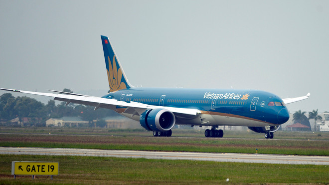 Hình ảnh đầu tiên về chiếc máy bay Boeing 787 thứ 10 của Vietnam Airlines vừa hạ cánh tại Nội Bài