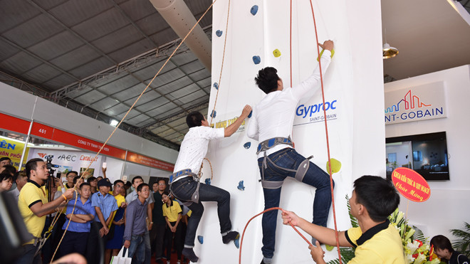 Nam MC trổ tài chinh phục vách núi thạch cao cùng khán giả.