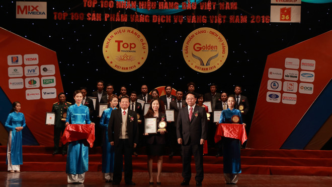 Bà Hà Vũ Thanh Hiền, Giám đốc Marketing tập đoàn Tân Á Đại Thành nhận giải từ Ban tổ chức