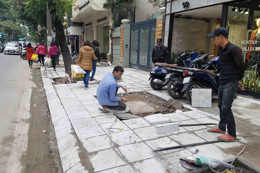 Vỉa hè lát đá tự nhiên tiền tỷ “uốn lượn mềm mại” 