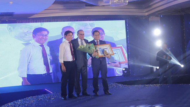 Ông Lê Minh Huấn- Phó Tổng giám đốc SCB nhận Chứng chỉ bảo mật quốc tế PCI DSS