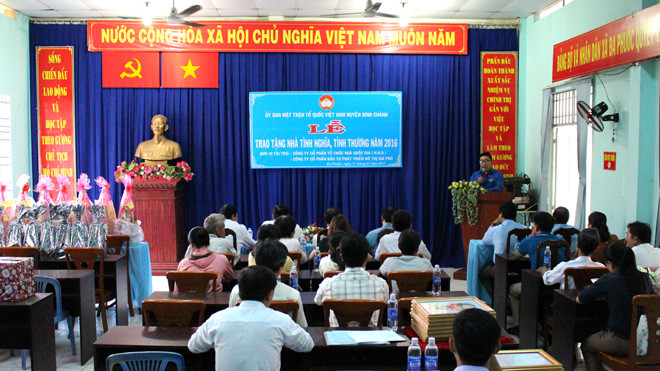 Lễ trao nhà tình nghĩa cho các hộ nghèo tại Ủy ban xã Quy Đức