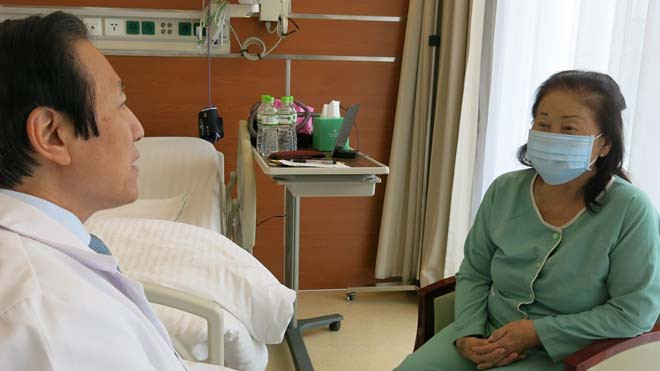 “May mắn được ghép thận tới lần thứ 3, tôi có thể thọ được trăm tuổi” – bà M. Takako vui mừng chia sẻ với GS Đỗ Tất Cường, Phó TGĐ Vinmec.