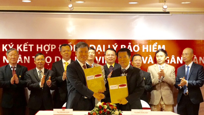 Quang cảnh lễ ký kết giữa đại diện hai bên, ông Đặng Trung Dũng (bên phải) và ông Trần Đình Quân (bên trái).