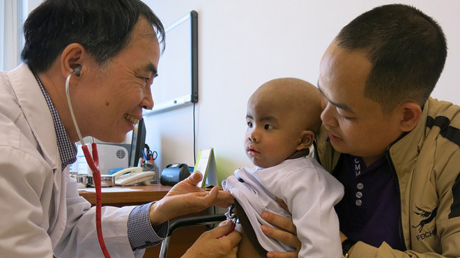 Bé Bảo được TS Dương Bá Trực – chuyên gia về huyết học & truyền máu của Vinmec – khám lại sau khi ghép và được kết luận không có dấu hiệu tan máu, tủy hồi phục tốt.